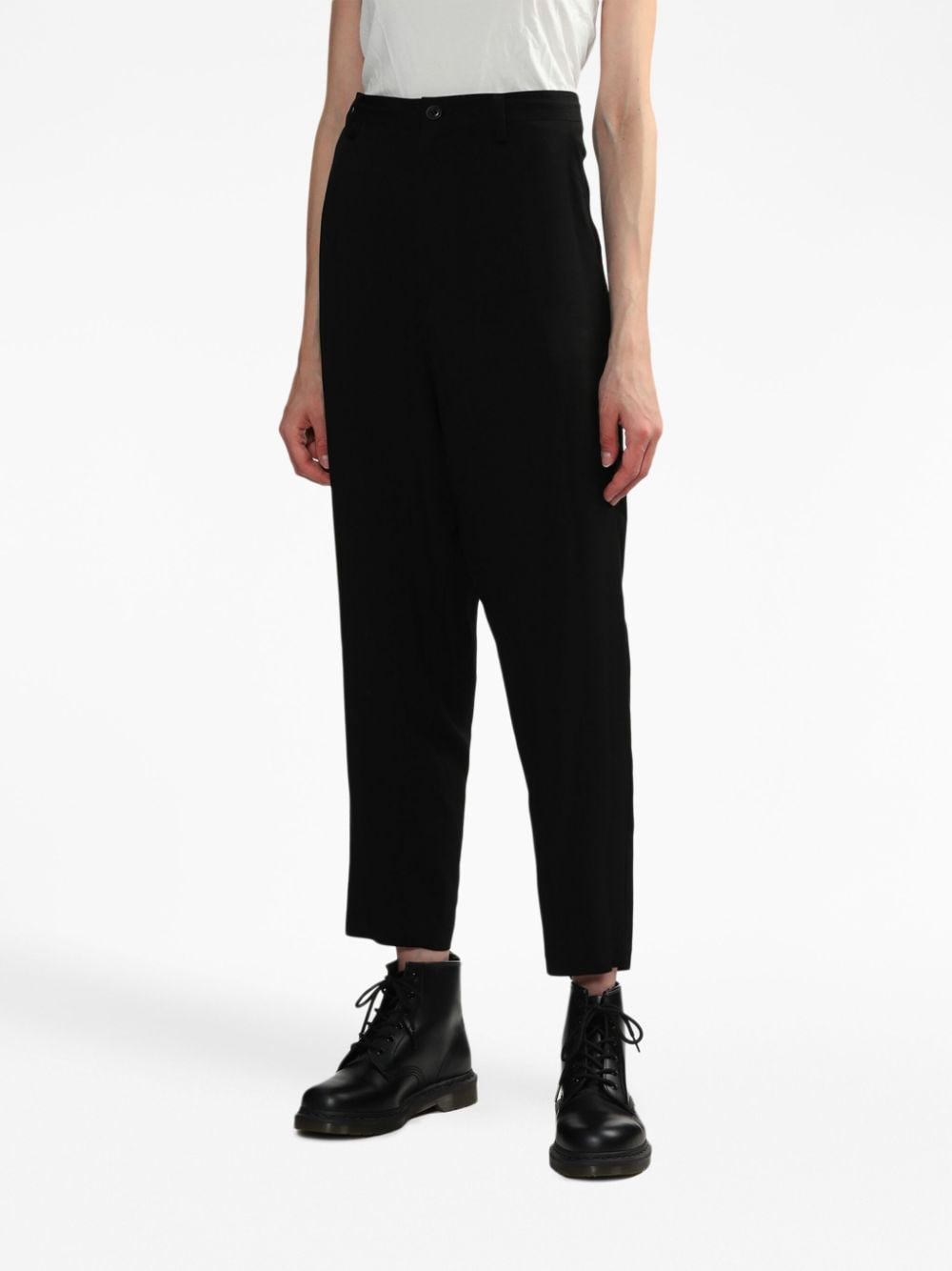 Shop Y's Cropped Tapered-leg Trousers In Schwarz