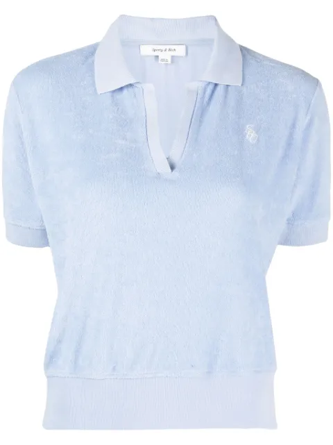 Sporty & Rich playera tipo polo con parche del logo y cuello en V