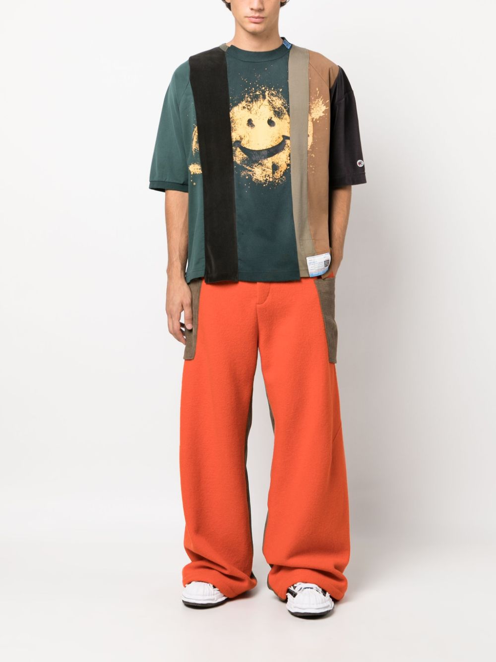 Maison Mihara Yasuhiro graphic-print panelled T-shirt - Groen