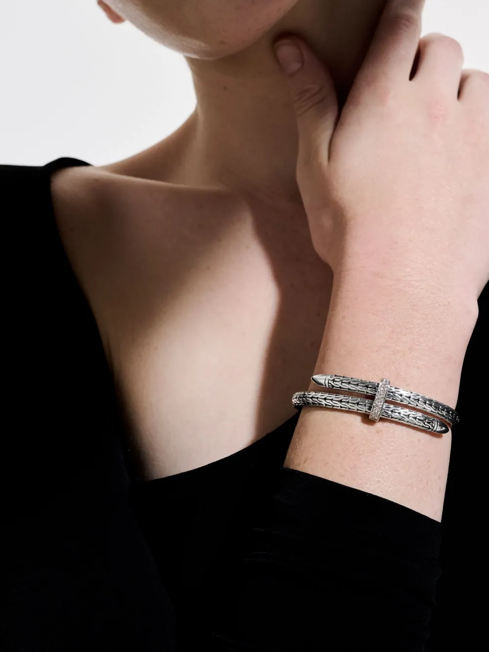 John Hardy Bracciale rigido Spear Flex in argento sterling con diamanti | Image 6