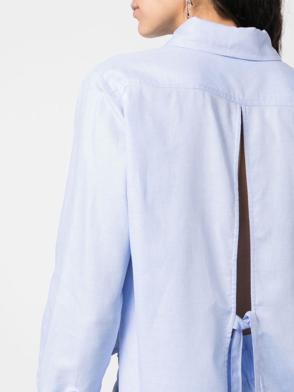 Shop Pnk Cropped Open-back Cotton Shirt In Blau