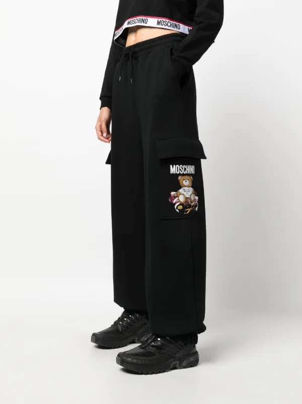 【関税込み】Moschino ブラック Teddy Bear ラウンジパンツ Moschino Teddy Bear-print Cotton Track Pants | Black | FARFETCH