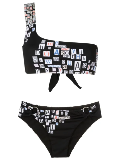 Amir Slama bikini con tira en un hombro y texto estampado