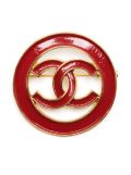 CHANEL Pre-Owned CC enamel brooch - Red