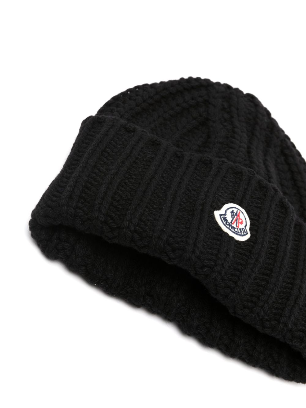 Moncler logo-patch ribbed-knit beanie - Zwart