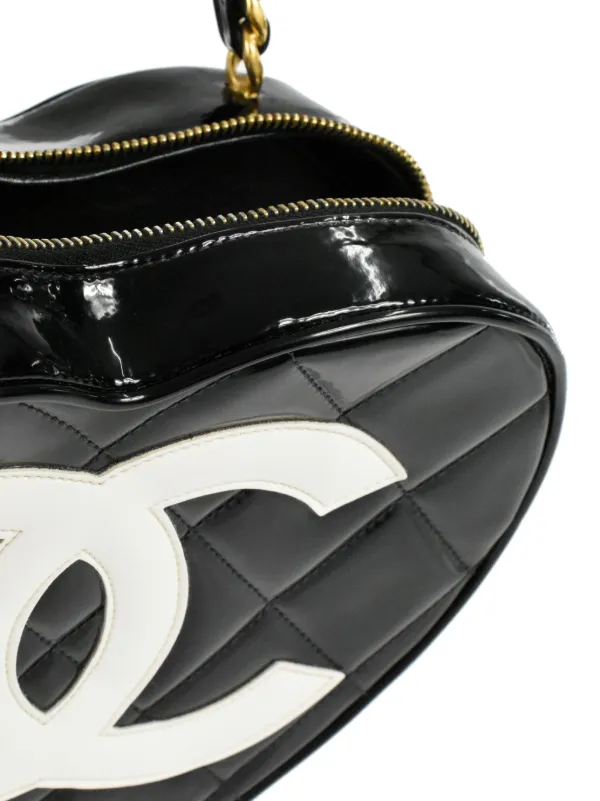 ハートで作られたCCマークにきゅん CHANEL バニ ティケース Chanel CC in Love Heart Crossbody Bag Quilted Lambskin Black