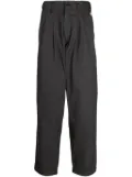 CHOCOOLATE logo-patch pleated chinos - Grey