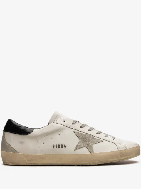 Golden Goose سنيكر 'سوبر-ستار' بلونين أبيض وأسود