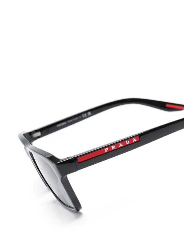 Prada Linea Rossa スクエアフレーム サングラス | ブラック | FARFETCH JP