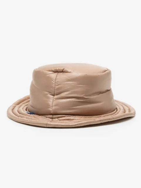 Maison MIHARA YASUHIRO gorro de pescador capitonado con etiqueta del logo