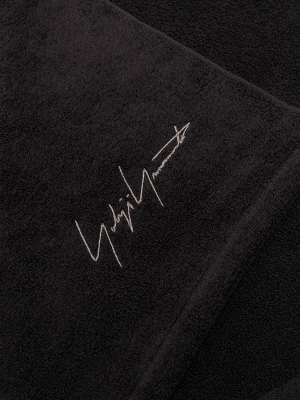 Yohji Yamamoto logo-embroidered bath towel - Zwart