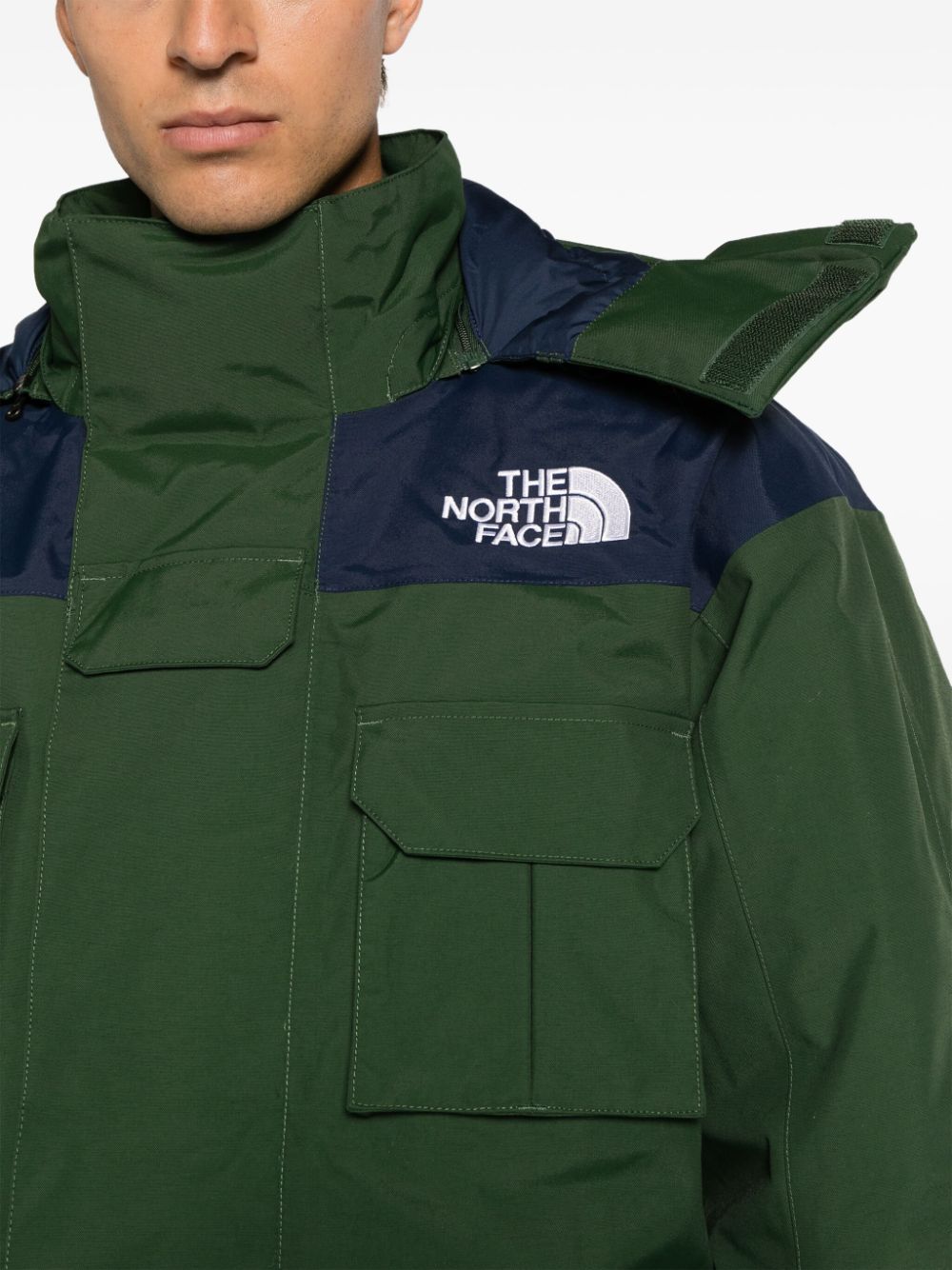 Shop The North Face Logo-embroidered Padded-design Coat In Green