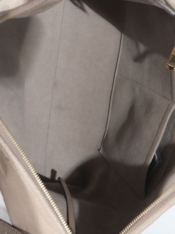 Louis Vuitton 2021 pre-owned CarryAll MM Shoulder Bag - Farfetch