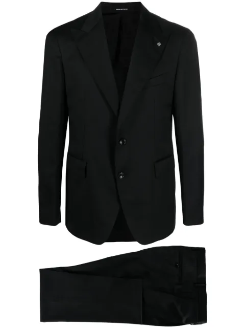 Tagliatore traje con botones y detalle de broche