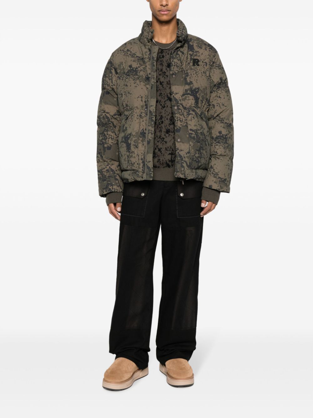 Represent logo-embroidered camouflage puffer jacket - Groen