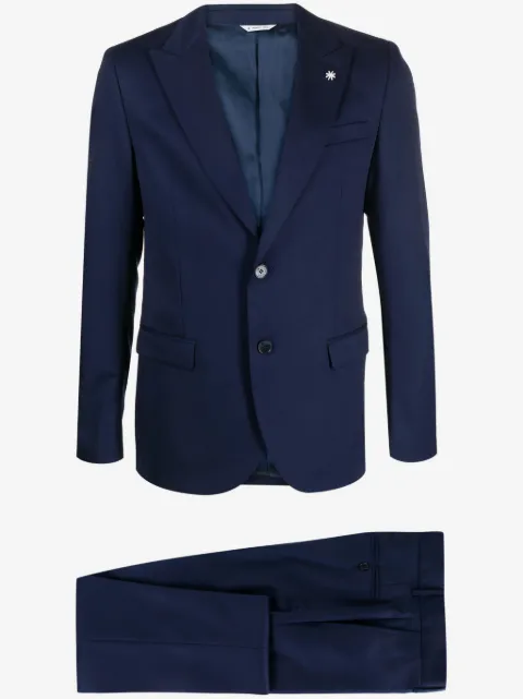 Manuel Ritz traje con botones y solapas de pico 