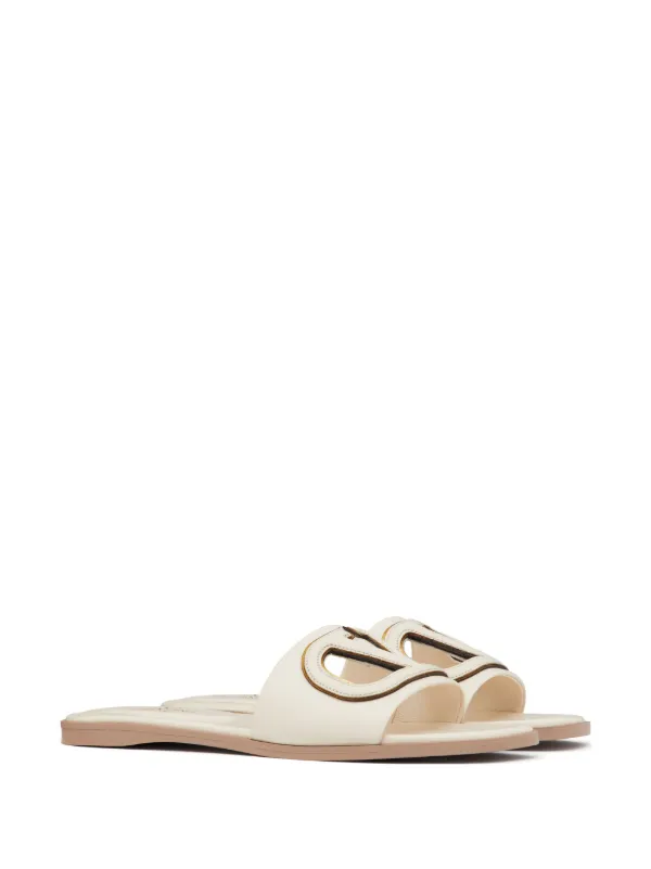 VALENTINO GARAVANI ◆ Vロゴ フラット レザーサンダル Valentino Garavani Vロゴ シグネチャー フラットサンダル