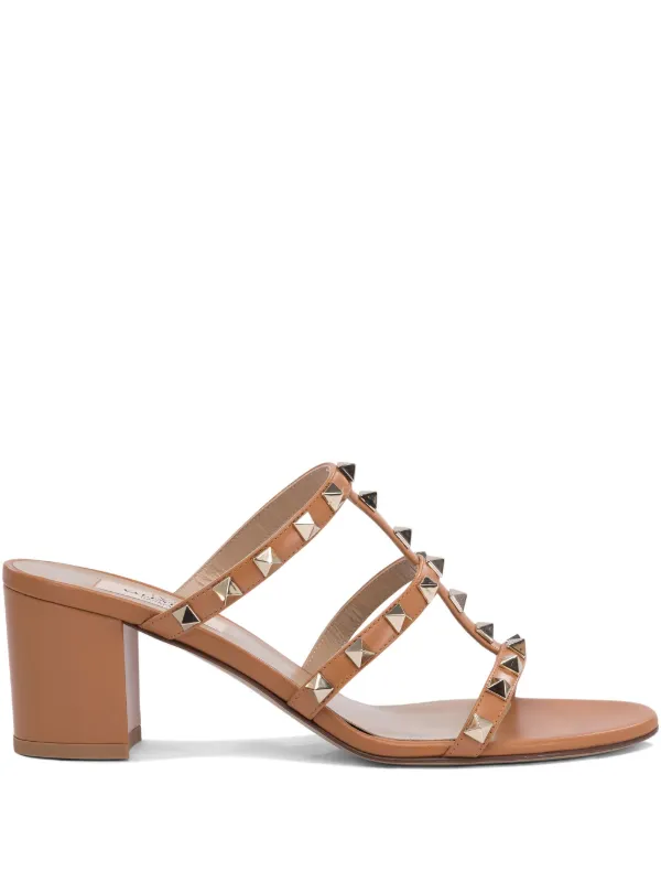Valentino Garavani ロックスタッズ サンダル | ブラウン | FARFETCH JP