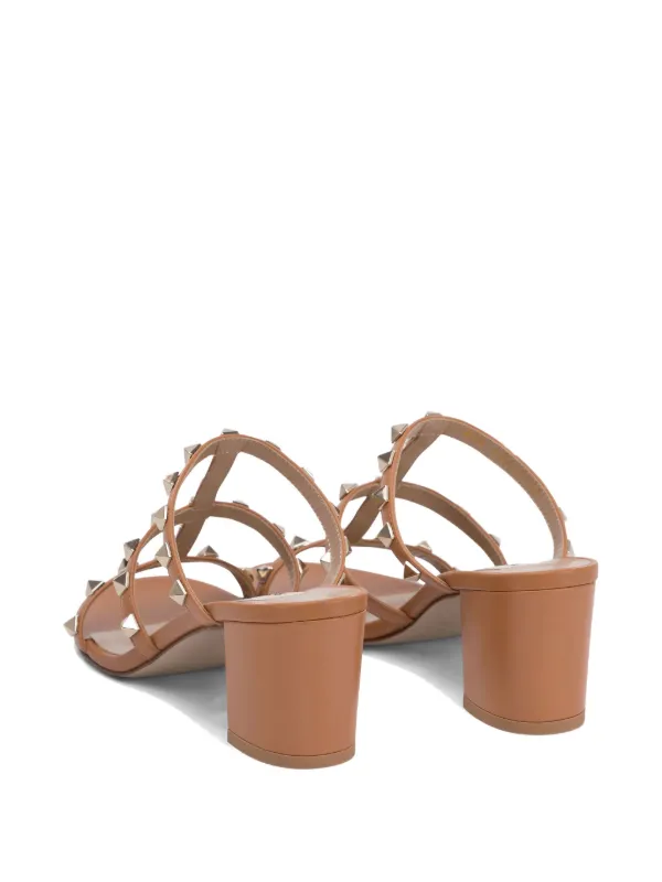 Valentino Garavani ロックスタッズ サンダル | ブラウン | FARFETCH JP