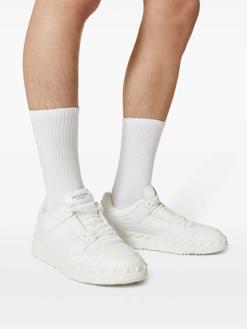 スニーカー VALENTINO GARAVANI FREEDOT LOW TOP SNEAKERS Valentino Garavani Freedots Low Top Sneakers In Calfskin