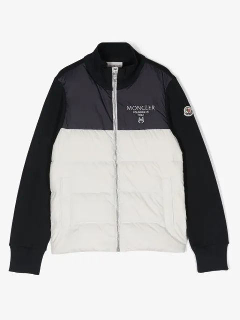 Moncler Enfant chamarra capitonada con logo estampado