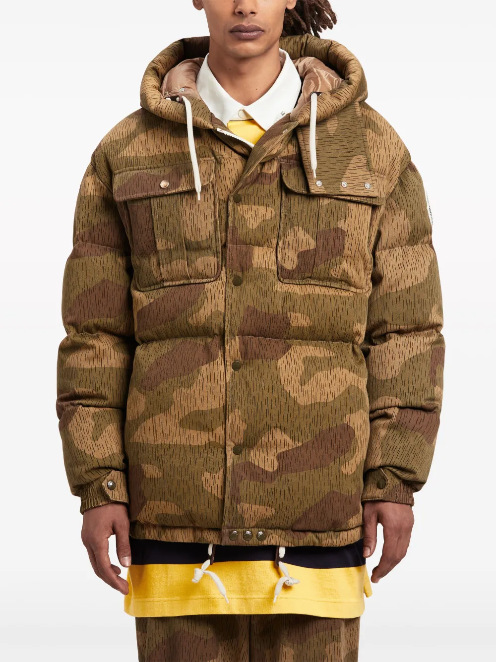 Moncler x jas met camouflageprint Bruin