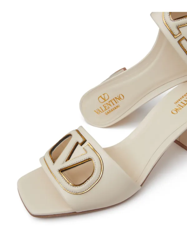 サンダル・ミュール VALENTINO VLOGO SIGNATURE LEATHER SANDALS VLogo Signature leather thong sandals in brown - Valentino