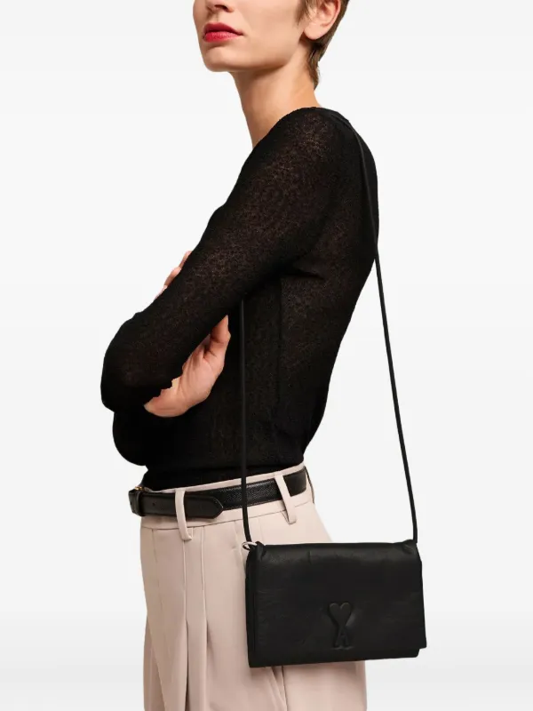 AMI Paris ロゴエンボス ショルダーバッグ | ブラック | FARFETCH JP