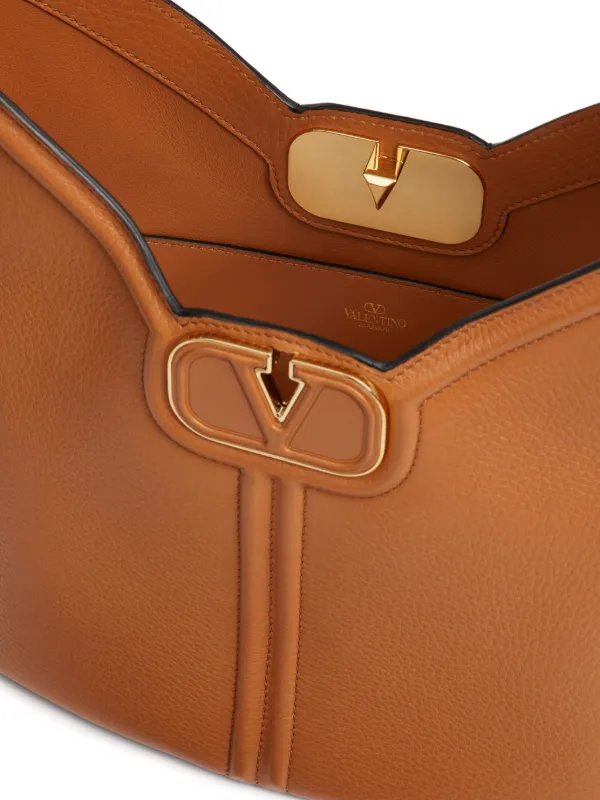 国内発 VALENTINO Vロゴブラウンレザーショルダーバッグ Valentino Garavani Vロゴ レザー ショルダーバッグ | ブラウン