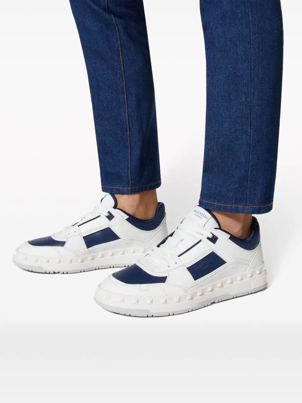 【VALENTINO】Free Dot Sneakers/追跡+関税+全国送料込み Valentino Garavani Freedots low-top Leather Sneakers | White