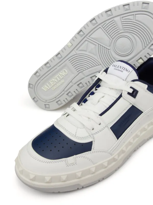 スニーカー Valentino Garavani FREEDOT LOW TOP SNEAKERS Freedots Low-top Trainer In Calfskin for Man in Black