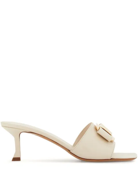 Ferragamo mules con lazo doble y tacón de 55mm