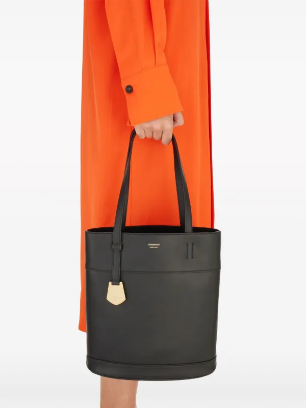 Ferragamo North-South ハンドバッグ | ブラック | FARFETCH JP
