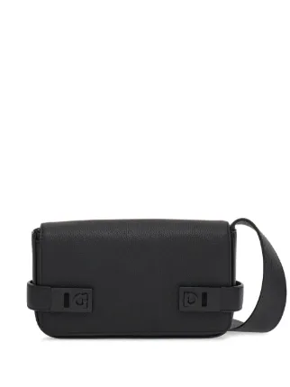 Ferragamo レザー メッセンジャーバッグ Ferragamo レザーメッセンジャーバッグ | ブラック | FARFETCH JP