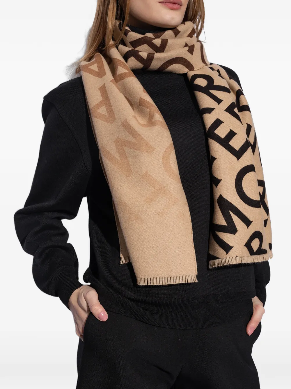Ferragamo Sjaal met tekst Beige