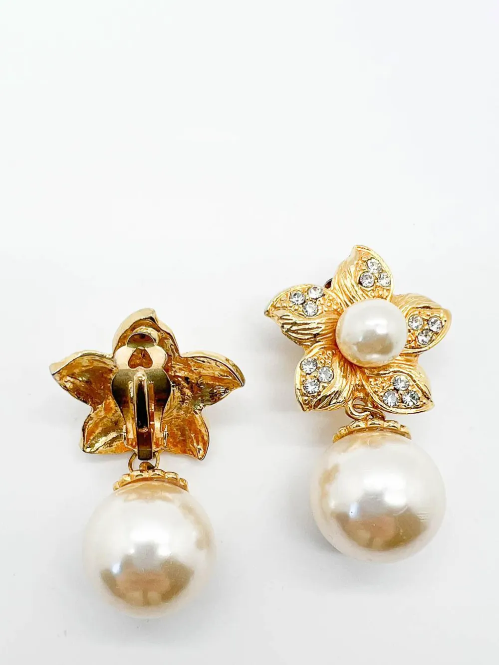 Jennifer Gibson Vintage Whole Pearl & Crystal Flower Earrings 1980s - Goud