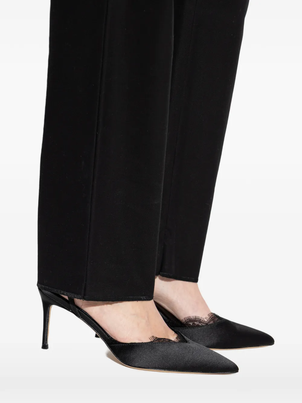 BLACK SUEDE STUDIO Satijnen pumps met kanten afwerking Zwart