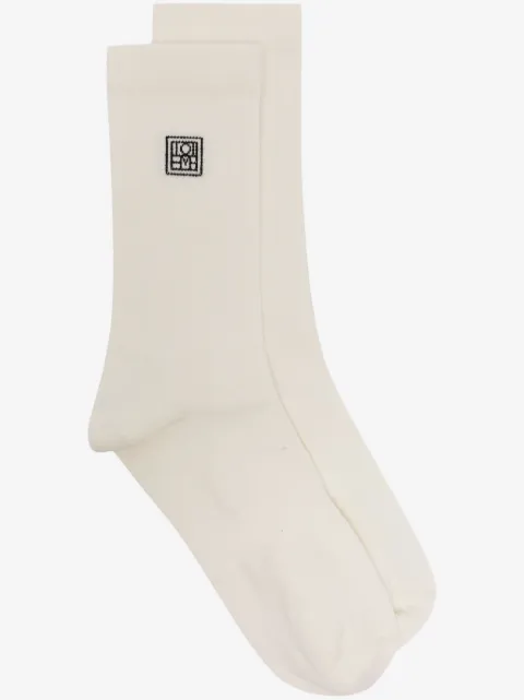 TOTEME calcetines tejidos de canalé con logo en intarsia