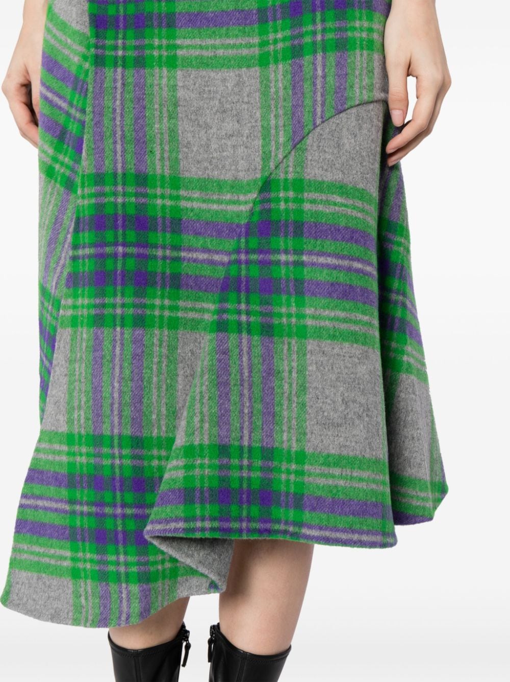 Shop Jnby Plaid-check Pattern Asymmetric Skirt In Green