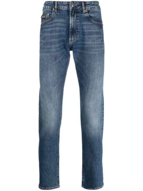 Versace Jeans Couture جينز ضيق بأبليكة شعار الماركة 