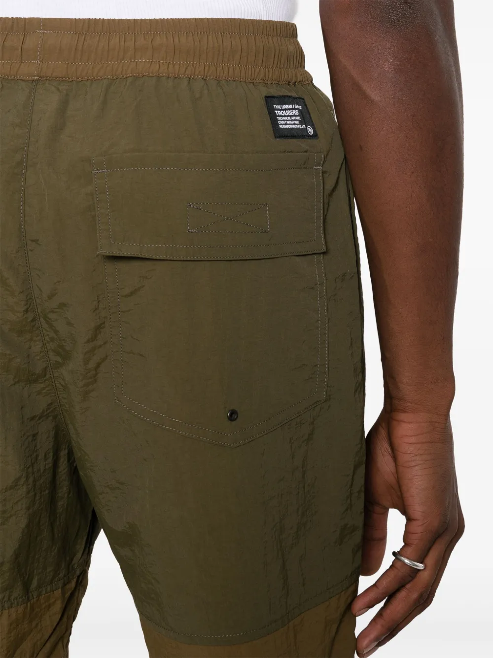 Neighborhood Tweekleurige shorts met logoprint Groen