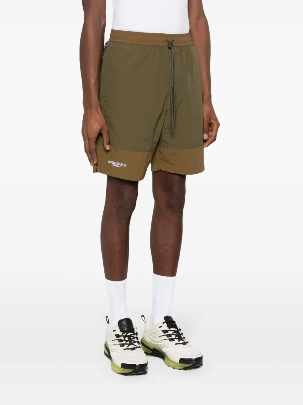 Neighborhood Tweekleurige shorts met logoprint Groen