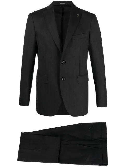 Tagliatore traje con botones y detalle de broche