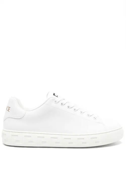 Baskets Greca embossées en cuir - Versace - Modalova