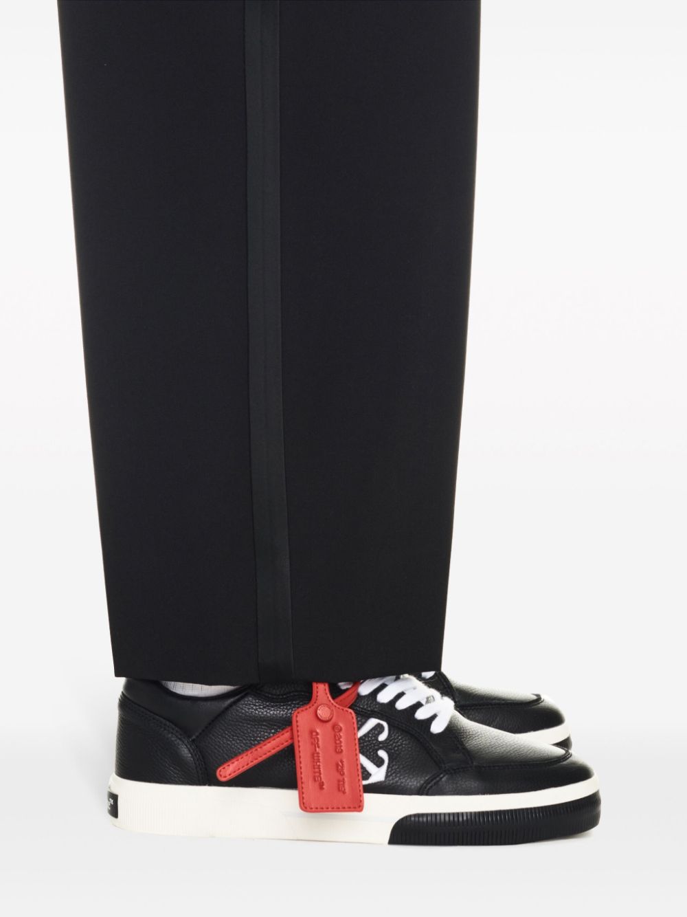 Off-White Vulcanized contrasting-tag leather sneakers Men