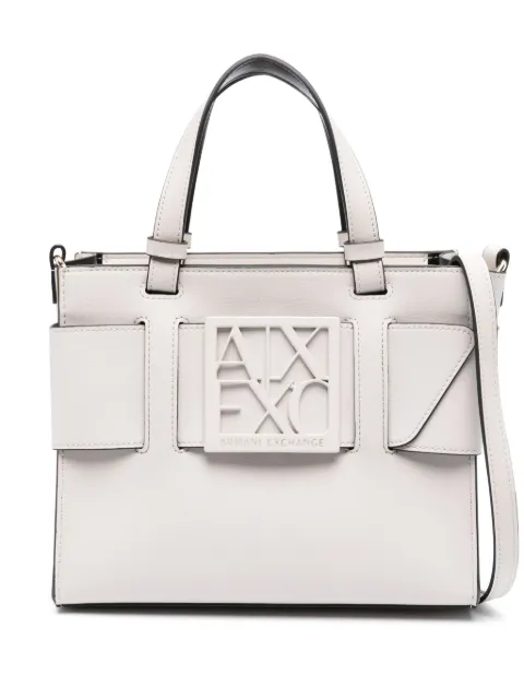 Armani Exchange شنطة عملية ببروش شعار الماركة