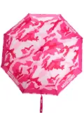 Moschino logo-print camouflage-pattern umbrella - Pink