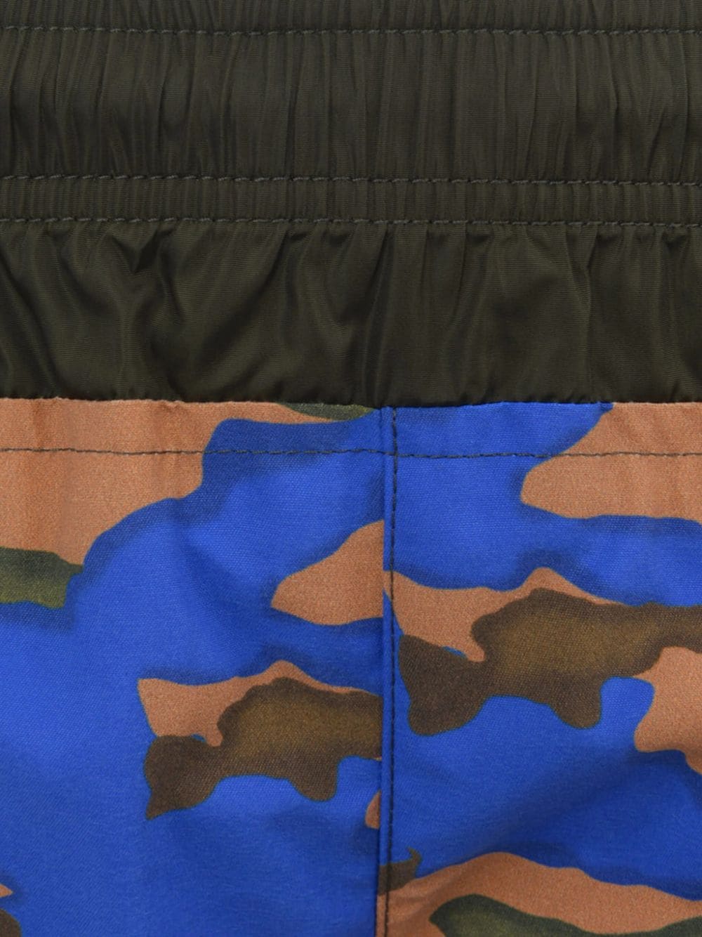 Moncler Enfant Shorts met camouflageprint Groen
