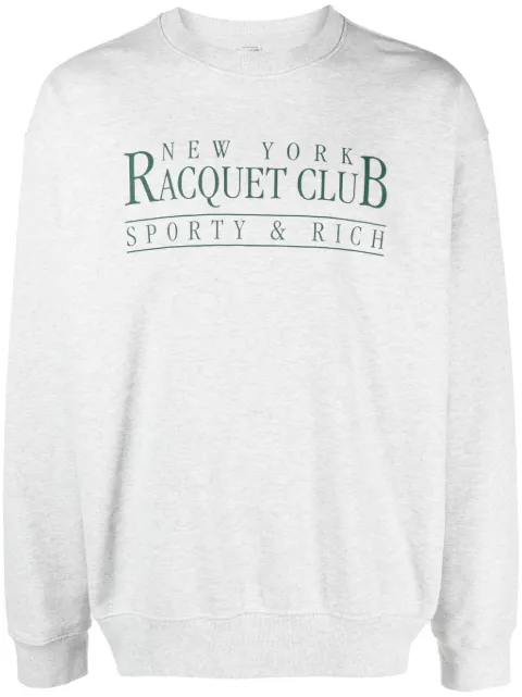 Sporty & Rich سويت شيرت 'NY راكيت كلوب' بطبعة شعار الماركة وتأثير ممزوج