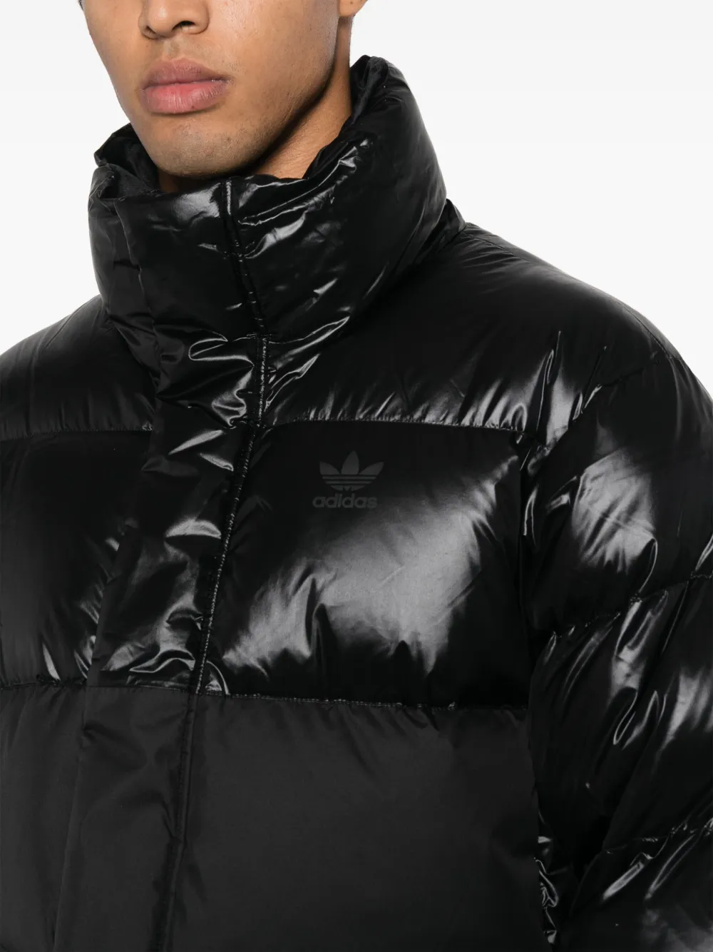 adidas logo-print padded down jacket Zwart